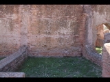 03815 ostia - regio i - insula v - botteghe (i,v,1) (opus mixtum) - 9. raum an der via dei dipinti - 09-2022.jpg